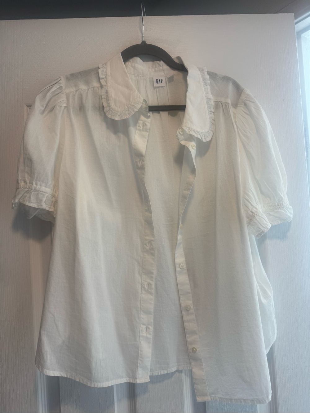 NWOT GAP White Ruffled Collar Puff-Sleeve Button-Down